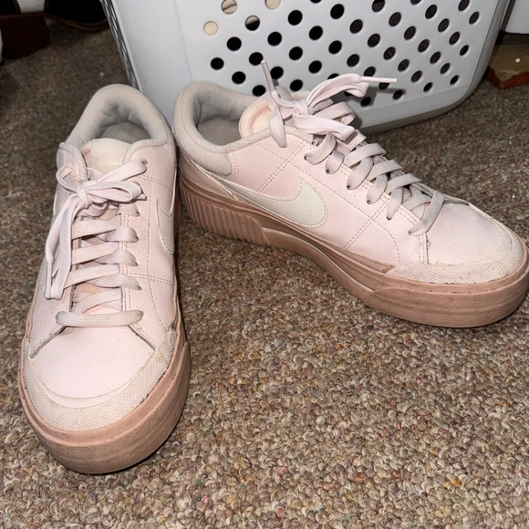 Nike sneakers - Picture 1 of 3